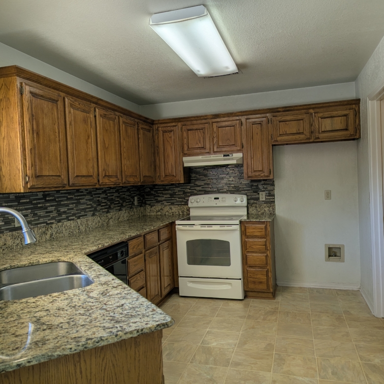1101 Springfield Ave, Friona, TX 79035